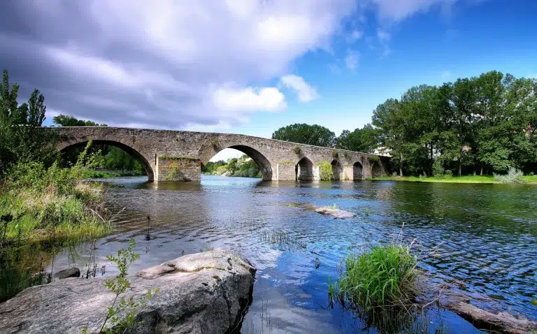 Puente romano en Barco de Ávila, una histórica construcción de piedra sobre el río Tormes