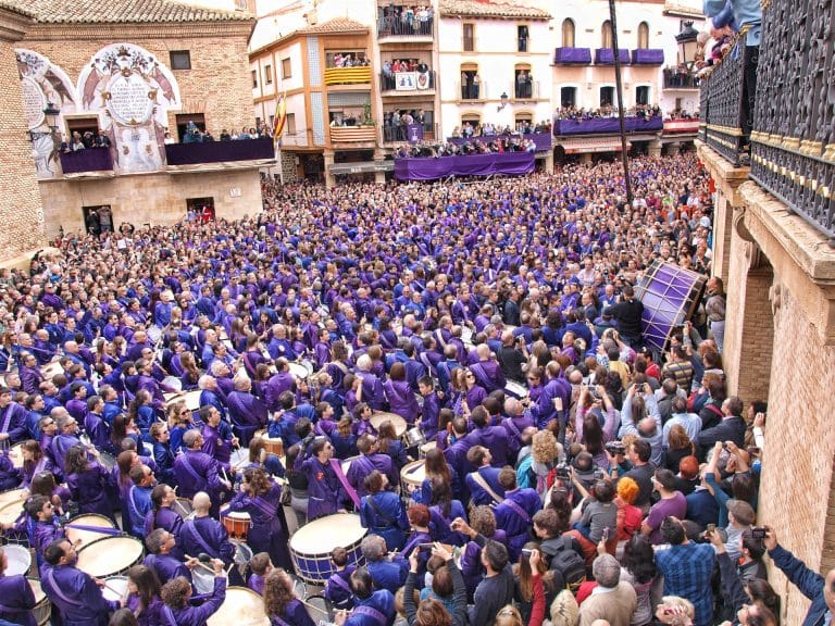 Vista de Calanda en Teruel, Aragón, conocida por sus famosos melocotones y la tradición del tambor.