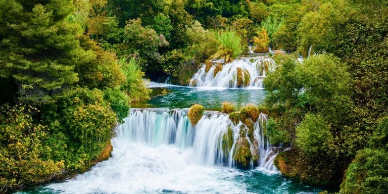 Impresionantes cascadas en el Parque Nacional de Krka en Croacia rodeadas de vegetación verde y aguas cristalinas