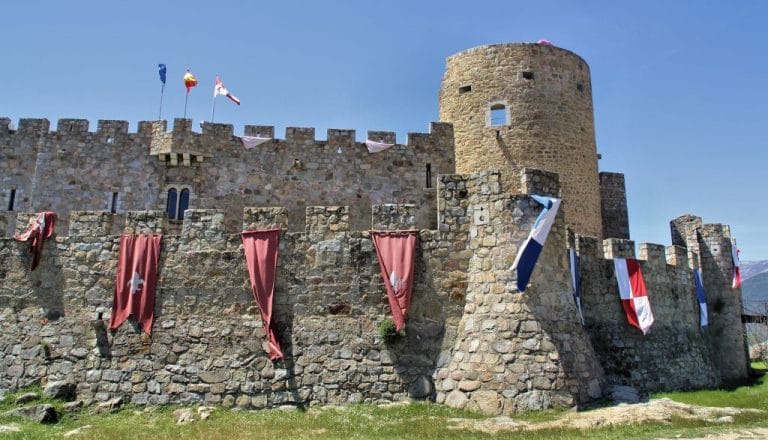 Castillo de La Adrada en Ávila, una fortaleza medieval restaurada con impresionantes vistas.