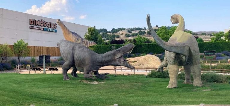 Dinópolis en Teruel, un parque temático dedicado a los dinosaurios y la paleontología.