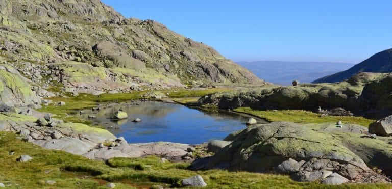 Laguna Grande de Gredos en Ávila, un espectacular lago de origen glaciar en la sierra de Gredos.