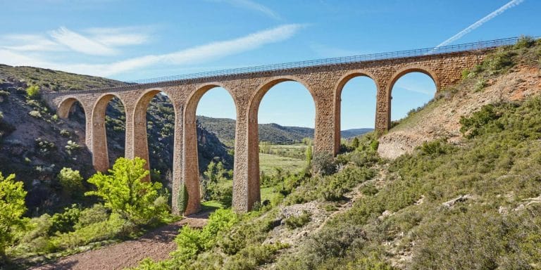 Puente de Albentosa en Teruel, una estructura histórica rodeada de paisajes naturales.