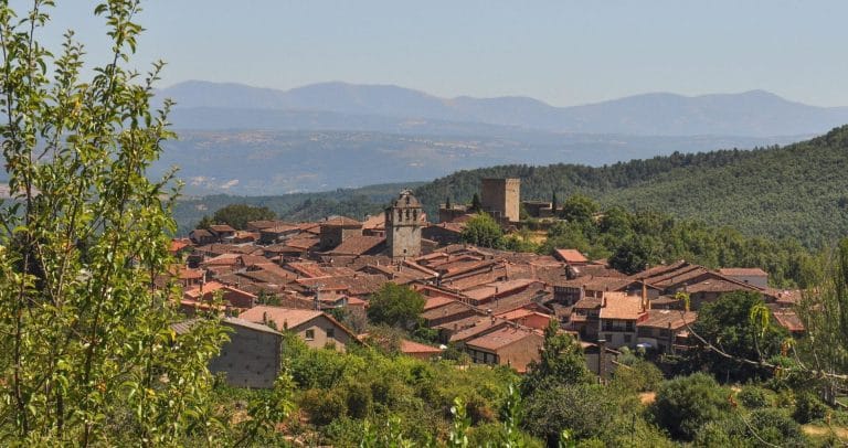 Vista de San Martín del Castañar en Salamanca, un encantador pueblo con arquitectura tradicional y entorno natural.