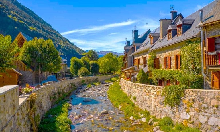vista del encantador pueblo de arties en el valle de aran, pirineos, rodeado de naturaleza, montañas y perfecto para turismo rural y escapadas tranquilas