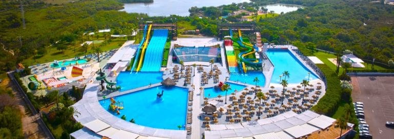 Diversión infantil en Hidropark Mallorca, con toboganes y juegos acuáticos para niños