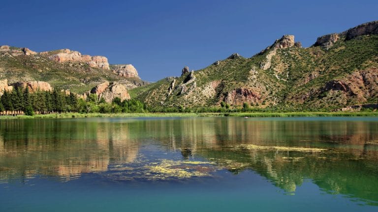 vista del pintoresco pueblo de san lorenzo de montgai en lleida, rodeado de naturaleza, cerca del pantano y perfecto para turismo rural y disfrutar de paisajes tranquilos