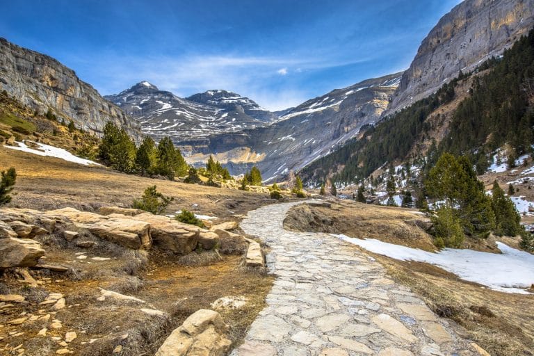 sendero en el valle de ordesa, espana, en 2023, mostrando su naturaleza virgen, rutas de senderismo y paisajes espectaculares en los pirineos.