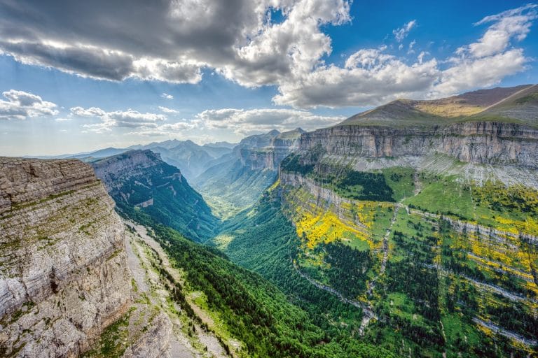El hermoso Valle de Ordesa en Huesca, España, rodeado de montañas y naturaleza impresionante.
