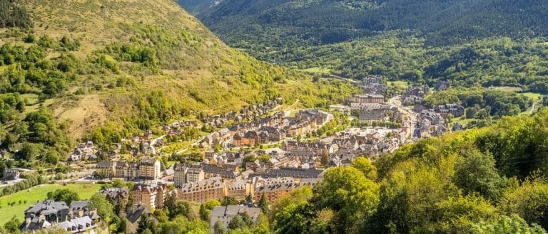 ista de Vielha, capital del Valle de Arán en Lérida, rodeada de montañas y paisajes pirenaicos.