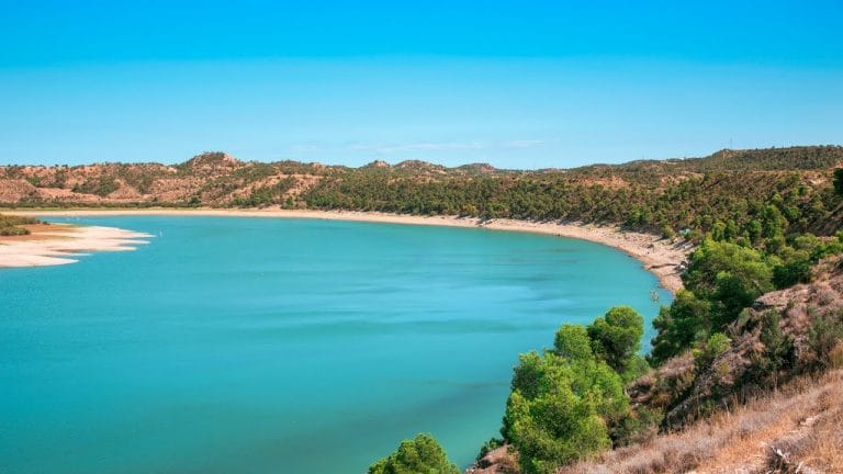 Vista panorámica del Mar de Aragón, un embalse rodeado de paisajes naturales y montañas.