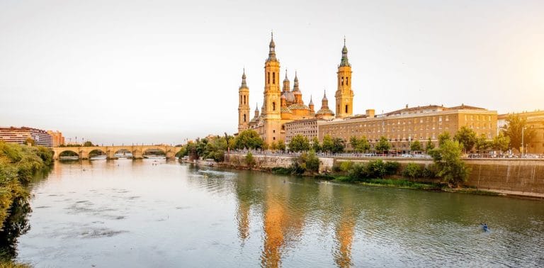 Vista de la ciudad de Zaragoza en España, con su arquitectura histórica y el río Ebro