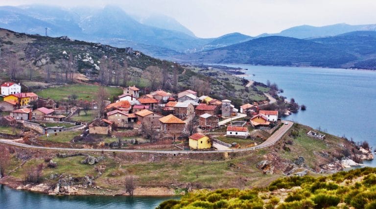Vista panorámica de Alba de los Cardaños en Palencia, un pueblo de la Montaña Palentina junto al embalse de Camporredondo.