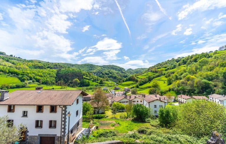 Pueblo de Areso en la Sierra de Aralar, cerca de Leiza, Navarra, con vistas de su arquitectura tradicional