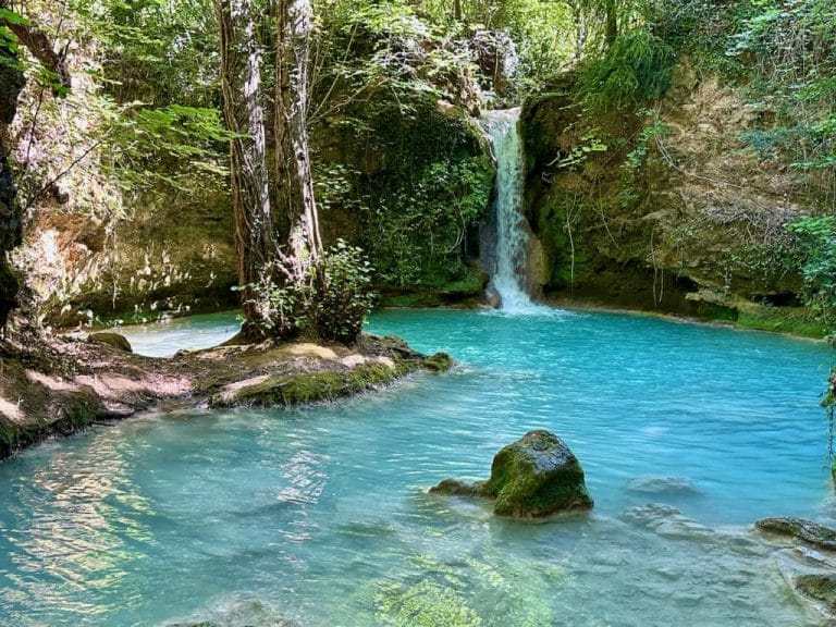 Trazado del río en Berganzo, rodeado de naturaleza y paisajes verdes.