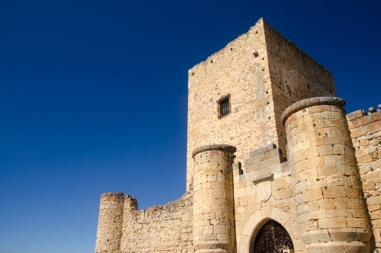 Castillo de Pedraza en España, monumento medieval rodeado de paisajes históricos.