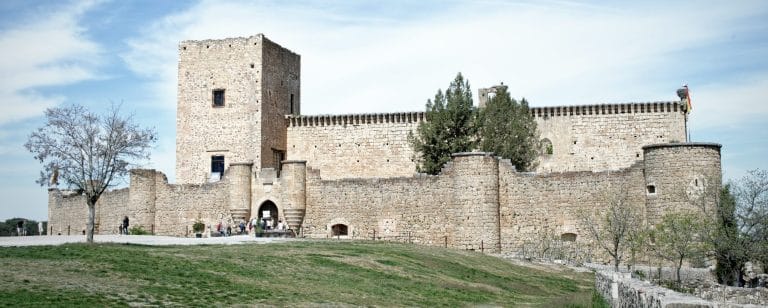 Fortaleza medieval de Pedraza en España, histórico bastión con arquitectura bien conservada.