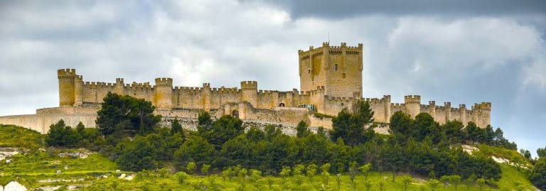 Castillo de Peñafiel en Valladolid, una fortaleza medieval con vistas panorámicas de la región.