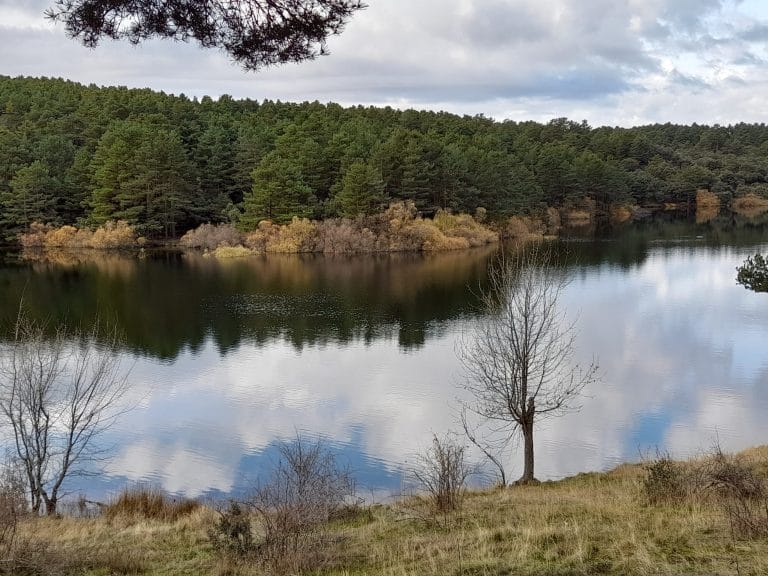 el caz del acueducto en segovia, una antigua canalizacion de agua que forma parte del patrimonio historico y cultural de la ciudad