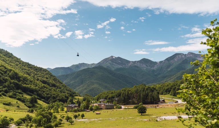 Complejo hotelero en Fuente Dé, Cantabria, con vistas a los Picos de Europa.