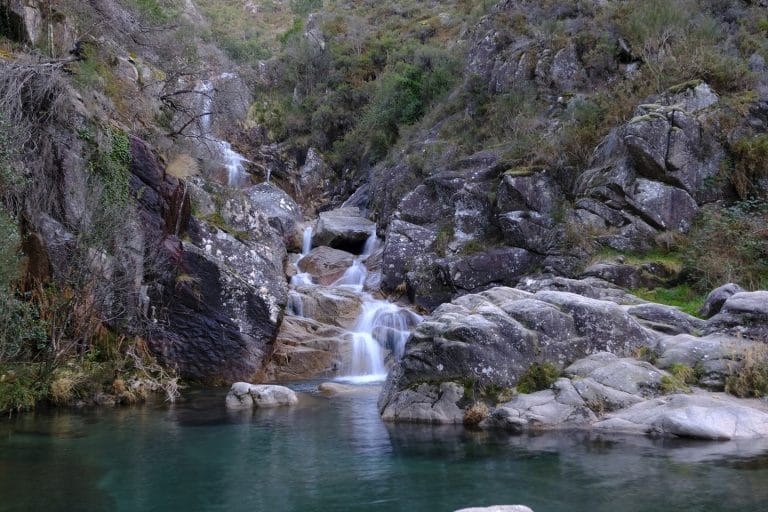 cascada de la corga de fecha da abella, un impresionante salto de agua rodeado de bosque y naturaleza en galicia, perfecto para senderismo y disfrutar de paisajes espectaculares.