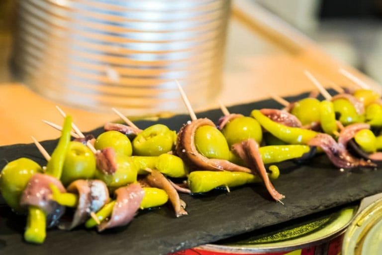 La Gilda, pintxo tradicional del País Vasco elaborado con aceituna, guindilla y anchoa
