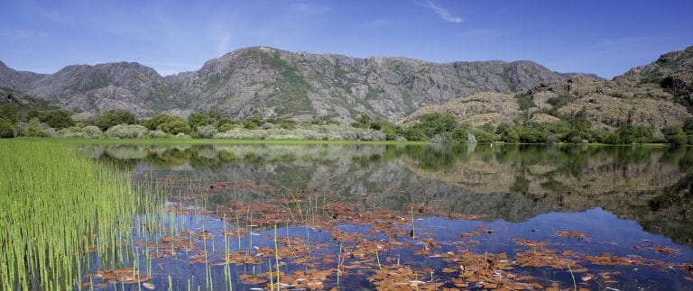 Lago de Sanabria en la Reserva Natural de Zamora, Castilla y León, rodeado de vegetación