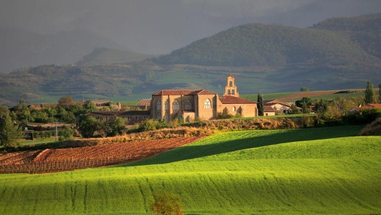 Monasterio de Cañas en La Rioja, conocido por su arquitectura gótica y su claustro luminoso.