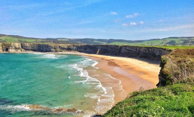 Playa de Langre en Cantabria, rodeada de acantilados y paisajes naturales