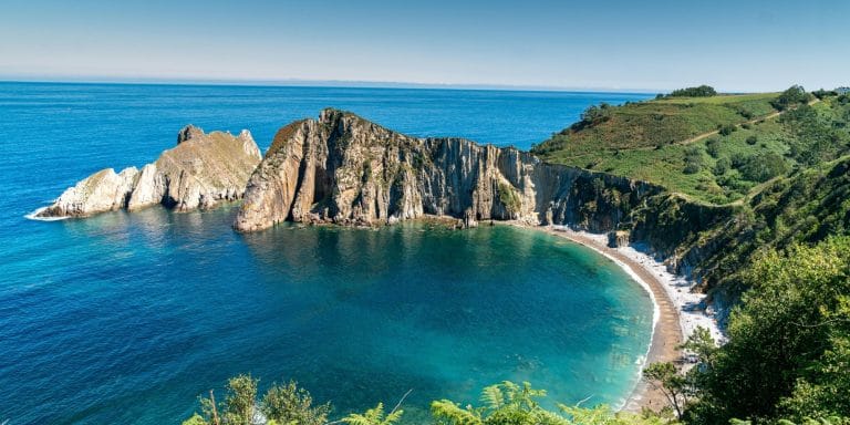 Vista panorámica de la Playa del Silencio en Cudillero, Asturias, con acantilados y aguas turquesas