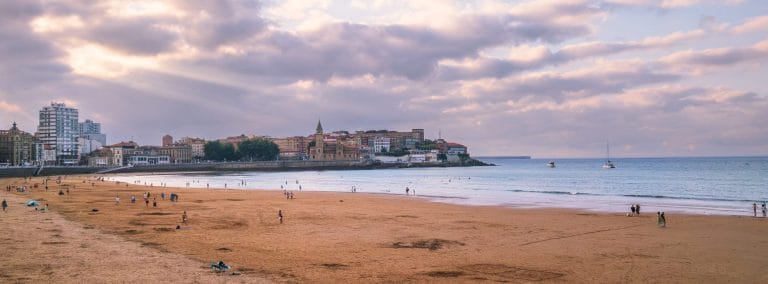 Playa de San Lorenzo en Gijón, Asturias, un emblemático destino turístico de verano junto al mar.