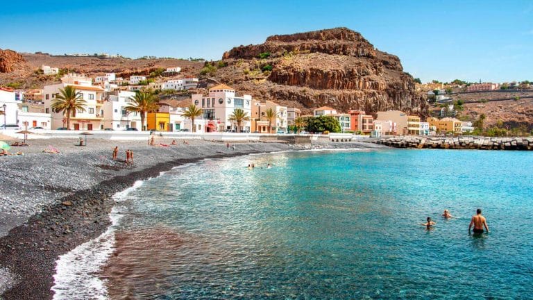 Playa Santiago en La Gomera, con sus impresionantes colores negros, verdes y turquesa.