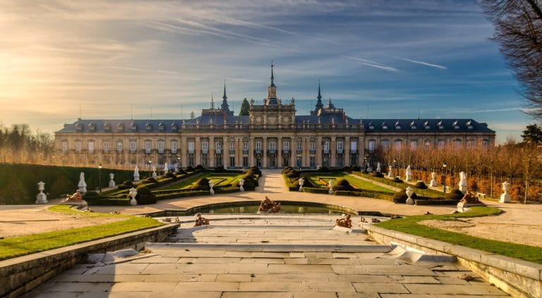 vista del royal palace of la granja de san ildefonso en segovia, un impresionante palacio real rodeado de jardines, fuentes y arquitectura historica, ideal para turismo cultural