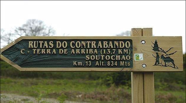 Ruta del contrabando en la comarca de Verín, destacando su historia y paisajes naturales.