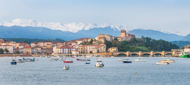 Puerto de San Vicente de la Barquera, con barcos pesqueros y vistas a la costa cantábrica.