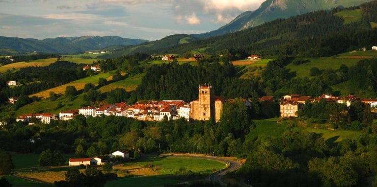Vista del pueblo de Segura en Goierri, Gipuzkoa, con su arquitectura tradicional y entorno natural.