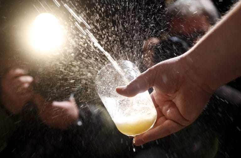 Sidra vasca sirviéndose en el tradicional ritual del txotx