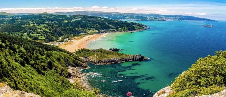 Urdaibai, reserva de la biosfera en Bizkaia, con paisajes naturales y costa protegida.