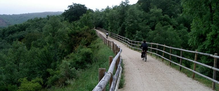 Vía Verde de la Sierra de la Demanda, una ruta natural ideal para senderismo y ciclismo.