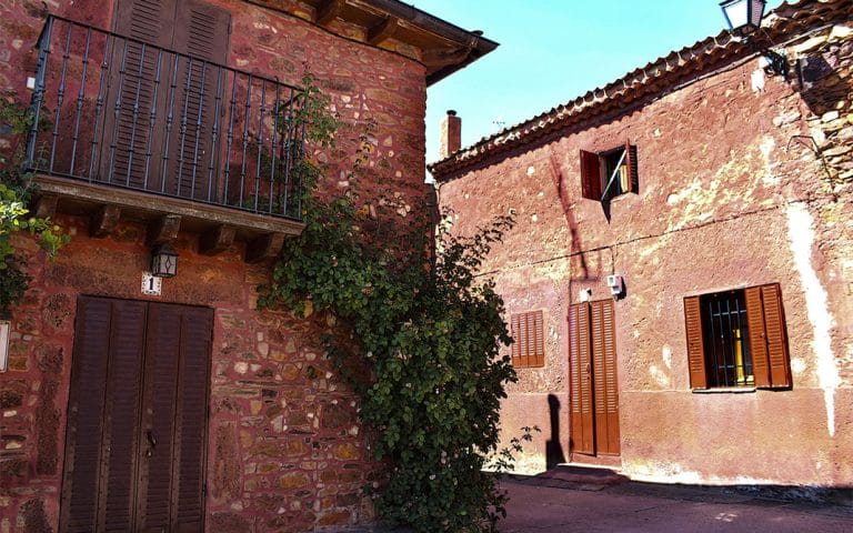 vista del pintoresco pueblo de villacorta en segovia, un lugar rural rodeado de naturaleza, arquitectura tradicional y perfecto para turismo tranquilo.