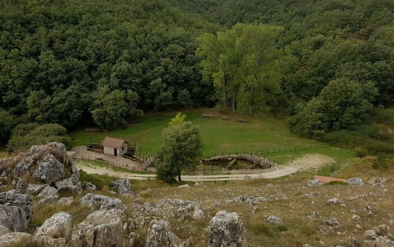 Vista del pueblo de Villafría de la Peña en Palencia, rodeado de montañas y naturaleza