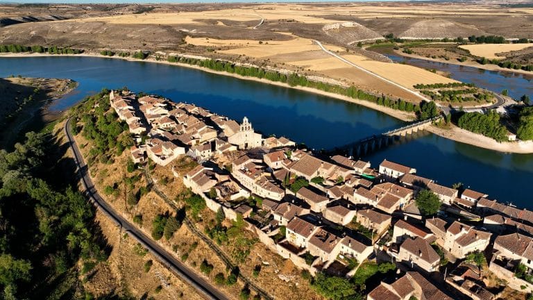 Vista aérea del pueblo medieval de Maderuelo y el embalse de Linares, rodeados de naturaleza