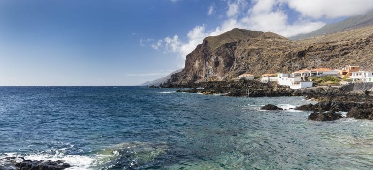 Vista de la Playa de La Salemera en La Palma, una playa de arena y callaos con aguas cristalinas y un entorno natural volcánico en las Islas Canarias, España.