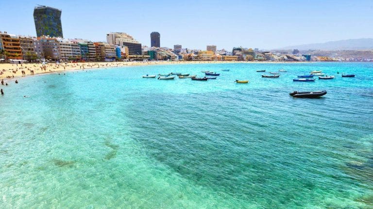 Playa de Las Canteras en Gran Canaria, con su extensa arena dorada y aguas tranquilas