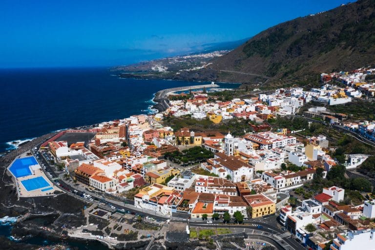 Vista aérea de Garachico, un pintoresco pueblo costero en Tenerife, con su costa volcánica, piscinas naturales y el océano Atlántico en las Islas Canarias, España.