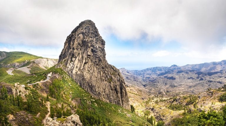 Impresionante vista del Risco de Agando, una formación rocosa icónica cerca del Parque Nacional de Garajonay en la isla de La Gomera, Islas Canarias, España.