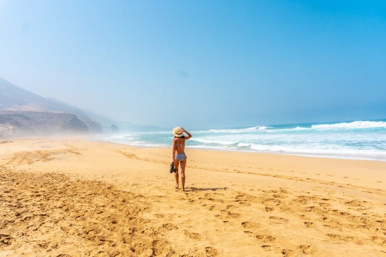 Joven en la playa salvaje de Cofete, en el Parque Natural de Jandía, Fuerteventura