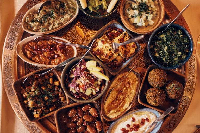 Plato de comida tradicional de Tenerife con especialidades como papas arrugadas con mojo, gofio, queso asado y pescado fresco, representando la rica gastronomía de las Islas Canarias, España.