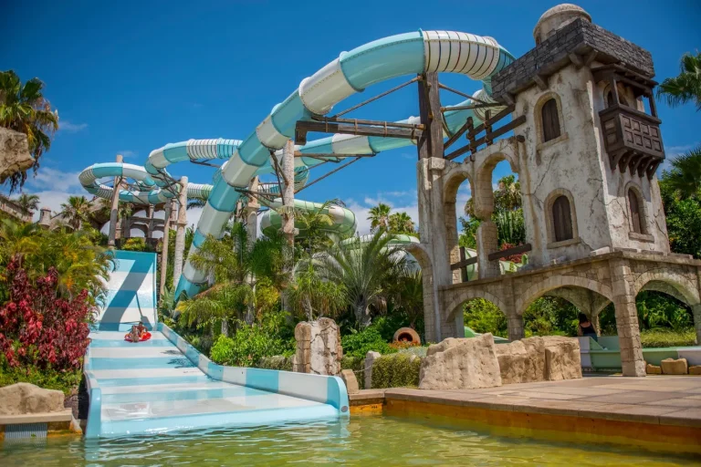 Diversión acuática en Aqualand Costa Adeje, Tenerife, con toboganes y piscinas para todas las edades.