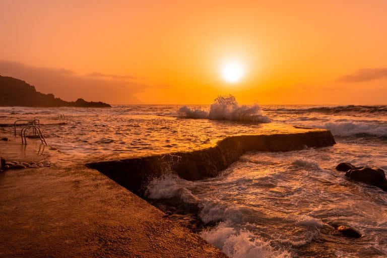 Olas al atardecer en las piscinas naturales de La Maceta, en La Frontera, El Hierro.